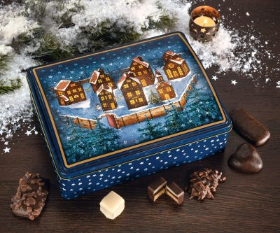 Jewelry chest with gingerbread specialities