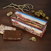 Historische Lebkuchendose „Nürnberger Tand geht durch alle Land" mit Stadtmotiv, dazu schoko- und zuckerglasierte Nürnberger Leb Historische Lebkuchendose „Nürnberger Tand geht durch alle Land" mit Stadtmotiv, dazu schoko- und zuckerglasierte Nürnberger Leb