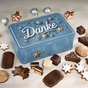 Weihnachtliche DANKE-Geschenkdose gefüllt mit Pralinen und Lebkuchen-Konfekt, dekoriert mit Zimtsternen und goldenen Christbaumk Weihnachtliche DANKE-Geschenkdose gefüllt mit Pralinen und Lebkuchen-Konfekt, dekoriert mit Zimtsternen und goldenen Christbaumk