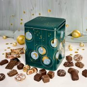 Winterzauber Dose geöffneter mit Schublade umgeben von Lebkuchenkonfekt und Christbaumschmuck Winterzauber Dose geöffneter mit Schublade umgeben von Lebkuchenkonfekt und Christbaumschmuck