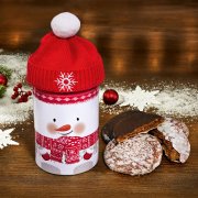 Nuremberg gingerbread tin in a snowman design with a hat and Elisen gingerbread cookies Nuremberg gingerbread tin in a snowman design with a hat and Elisen gingerbread cookies