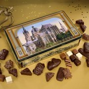 Lebkuchentruhe mit Aachener Stadt-Motiv, umgeben von verschiedenen Lebkuchen, -konfekt und Deko Lebkuchentruhe mit Aachener Stadt-Motiv, umgeben von verschiedenen Lebkuchen, -konfekt und Deko