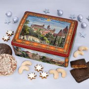Edle Lebkuchendose mit historischem Nürnberger Motiv, umgeben von Zimtsternen, Vanillekipferl und schoko- und zuckerglasierten L Edle Lebkuchendose mit historischem Nürnberger Motiv, umgeben von Zimtsternen, Vanillekipferl und schoko- und zuckerglasierten L