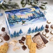Lebkuchentruhe "Weihnachtsabend" umgeben von Lebkuchen, -konfekt und Weihnachtsplätzchen Lebkuchentruhe "Weihnachtsabend" umgeben von Lebkuchen, -konfekt und Weihnachtsplätzchen