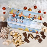Lebkuchen Truhe Wintertraum geöffnet, mit Nürnberger Lebkuchen, Lebkuchenkonfekt, Christstollen und Weihnachtskekse Lebkuchen Truhe Wintertraum geöffnet, mit Nürnberger Lebkuchen, Lebkuchenkonfekt, Christstollen und Weihnachtskekse