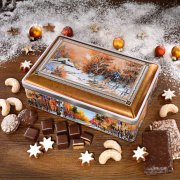 Lebkuchen Geschenktruhe im Weihnachtsdesign mit Lebkuchen, Lebkuchenkonfekt und winterlichem Gebäck Lebkuchen Geschenktruhe im Weihnachtsdesign mit Lebkuchen, Lebkuchenkonfekt und winterlichem Gebäck