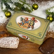 Lebkuchen Geschenktruhe, mit verschiedenen eckigen Nürnberger Lebkuchen, im kindlichen Design mit Schnee und Schlitten Lebkuchen Geschenktruhe, mit verschiedenen eckigen Nürnberger Lebkuchen, im kindlichen Design mit Schnee und Schlitten