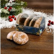 Mini Lebkuchen mit Schokoladenboden umgeben von weihnachtlicher Dekoration Mini Lebkuchen mit Schokoladenboden umgeben von weihnachtlicher Dekoration