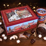Lebkuchentruhe mit Nürnberg Motiv mit verschiedenen Lebkuchen, Keksen und Lebkuchendose Lebkuchentruhe mit Nürnberg Motiv mit verschiedenen Lebkuchen, Keksen und Lebkuchendose