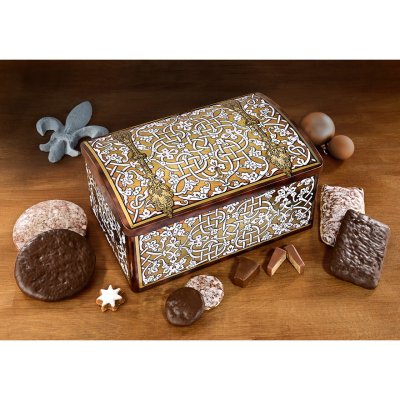 Ornament gift chest with gingerbread cookies